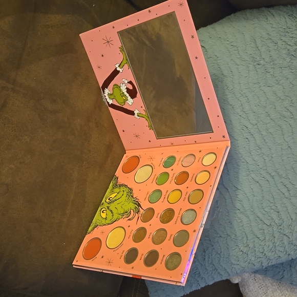 The Grinch Face & Eyeshadow Palette - Picture 6 of 6